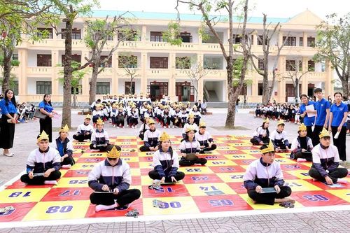 Học sinh tham gia thi tìm hiểu kiến thức phòng, chống tác hại của ma túy và thuốc lá điện tử. Ảnh: ITN