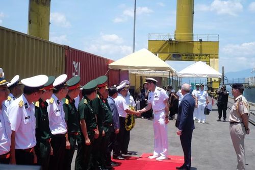 Đón đoàn thủy thủ tàu có đại diện lãnh đạo Sở Ngoại vụ TP Đà Nẵng, Bộ Tư lệnh Vùng 3 Hải quân, Bộ Chỉ huy Quân sự, Bộ đội Biên phòng TP, đại diện Cục Đối ngoại (Bộ Quốc phòng) và Quân chủng Hải quân.