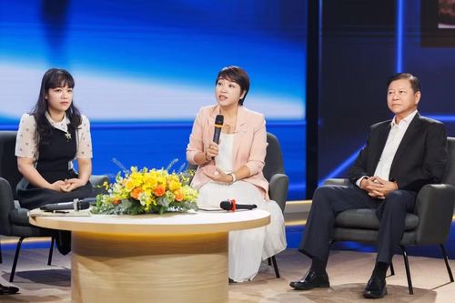 TS tâm lý Lê Thị Linh Trang trao đổi tại tọa đàm.