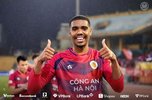 Lúc này, CLB Công an Hà Nội đang dẫn đầu bảng xếp hạng V-League với 57 điểm và chỉ cần thêm một chiến thắng là chính thức đăng quang ngôi vô địch mà không cần quan tâm tới kết quả của các cặp đấu khác. Ảnh: Công an Hà Nội. Ảnh: Internet.