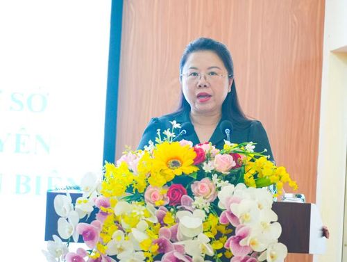 Bà Hoàng Tuyết Ban, Giám đốc Sở GD&amp;ĐT tỉnh Điện Biên phát biểu tại Hội thảo.