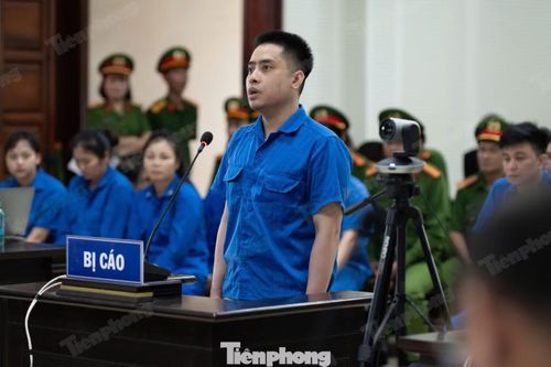 Bùi Đình Khánh bị truy tố về các tội: “Giết người”, “Mua bán trái phép chất ma túy”, “Tàng trữ, sử dụng trái phép vũ khí quân dụng” và “Cố ý làm hư hỏng tài sản”.