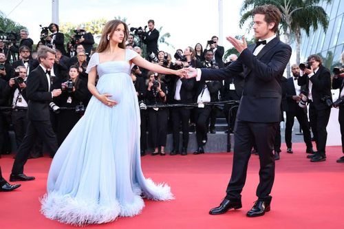 Thiên thần Victoria's Secret Barbara Palvin khoe bụng bầu trong chiếc váy công chúa màu hoa oải hương. Hộ tống cô là chồng, Dylan Sprouse. Cả hai tham dự buổi ra mắt phim Parallel Tales. Ảnh: Getty Images