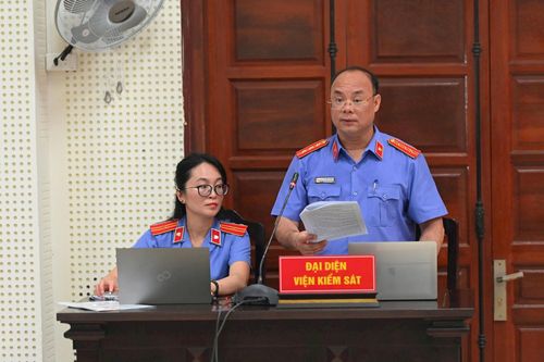 Đại diện VKSND tỉnh Quảng Ninh công bố bản luận tội và đề nghị mức án đối với các bị cáo trong vụ án. (Ảnh: TV)