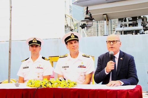 Đại sứ Canada tại Việt Nam cùng chỉ huy tàu HMCS Charlottetown thông tin về chuyến thăm ngoại giao tại TP. Đà Nẵng.