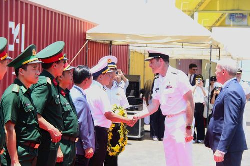 Đại diện các lực lượng chức năng TP. Đà Nẵng và Hải quân Nhân dân Việt Nam đón, chào xã giao chỉ huy tàu HMCS Charlottetown của Hải quân Hoàng gia Canada tại Cảng Tiên Sa.