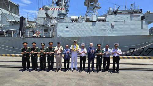 Đại diện các lực lượng Việt Nam và Canada chụp ảnh lưu niệm trước tàu HMCS Charlottetown tại Cảng Tiên Sa.