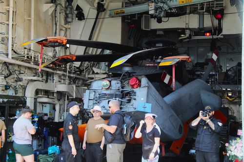 Trực thăng CH-148 Cyclone được bố trí trong khoang chứa máy bay trên tàu HMCS Charlottetown trong chuyến thăm TP. Đà Nẵng.