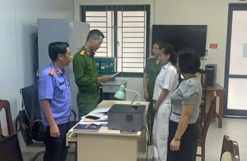 Cơ quan điều tra đọc lệnh khởi tố bị can.
