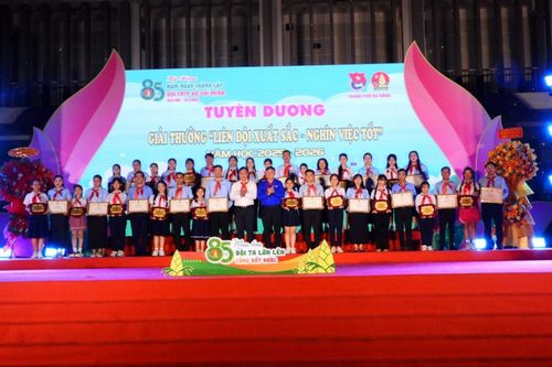 Đồng chí Lê Trí Thanh, Chủ tịch Ủy ban MTTQ Việt Nam TP. Đà Nẵng trao tặng Giải thưởng “Liên đội xuất sắc – Nghìn việc tốt” năm học 2025–2026 cho 36 Liên đội tiêu biểu.