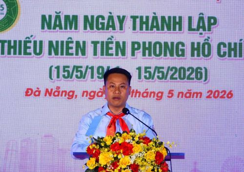 Phó Bí thư Thành Đoàn Đà Nẵng Lê Kim Thường phát biểu khai mạc chương trình kỷ niệm 85 năm Ngày thành lập Đội TNTP Hồ Chí Minh.