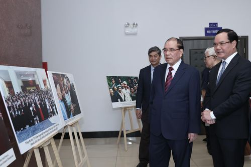 Nguyên Tổng Bí thư Nông Đức Mạnh cùng các đại biểu tham quan khu trưng bày ảnh tại buổi lễ kỷ niệm (Ảnh: Lê Anh Dũng)