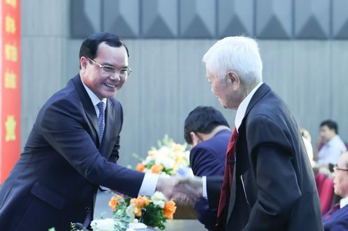 Bộ trưởng Bộ Dân tộc và Tôn giáo Nguyễn Đình Khang đón nguyên Phó Chủ nhiệm Ủy ban Dân tộc Sơn Song Sơn. Ảnh: Lê Anh Dũng