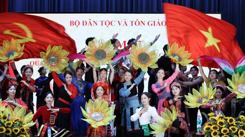 Biểu diễn văn nghệ chào mừng lễ gặp mặt. Ảnh: Lê Anh Dũng