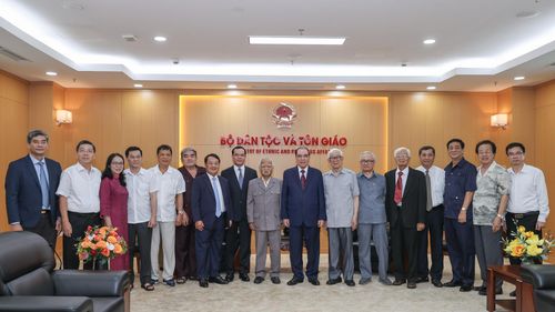 Nguyên Tổng Bí thư Nông Đức Mạnh cùng lãnh đạo, nguyên lãnh đạo cơ quan quản lý nhà nước về lĩnh vực công tác dân tộc qua các thời kỳ chụp ảnh tại lễ kỷ niệm. Ảnh: Lê Anh Dũng