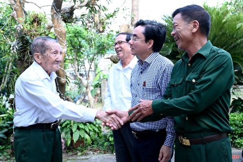  Cụ Viện luôn góp ý chân tình, hướng dẫn cho thế hệ cán bộ hậu bối về cách làm việc, cách sống, cách giữ gìn tinh thần trách nhiệm của người đảng viên. 