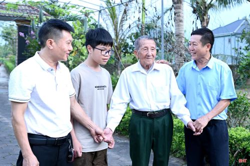 Gia đình cụ Viện dù mỗi người một công việc, một nơi sinh sống, nhưng vẫn giữ được sự gắn bó, yêu thương nhau như một mạch nguồn bền bỉ. 