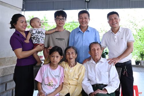 Cụ Viện và vợ vui vầy bên các con cháu.