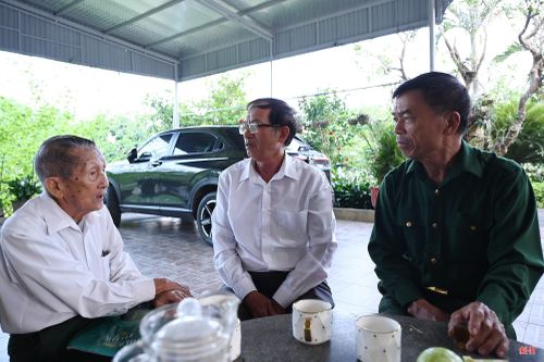  Ông Võ Văn Điển - nguyên Phó Bí thư Thường trực Đảng ủy xã Cẩm Lạc (người ngồi giữa) luôn ngưỡng mộ phẩm chất của người đảng viên lão thành Đặng Văn Viện. 