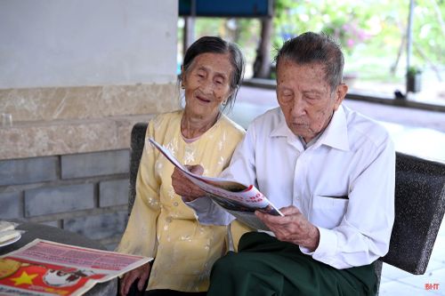 Tuổi đã cao nhưng cụ Viện và vợ vẫn luôn theo dõi thông tin, tình hình địa phương, đất nước qua các phương tiện truyền thông đại chúng.