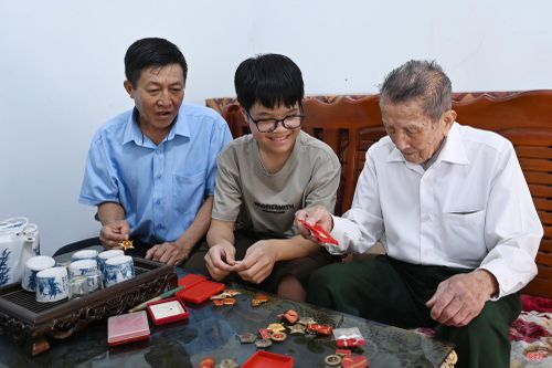  Chia sẻ với con cháu câu chuyện về những tấm huy chương, huy hiệu đã được nhận, cụ Viện mong muốn truyền lửa tinh thần cách mạng cho thế hệ sau. 