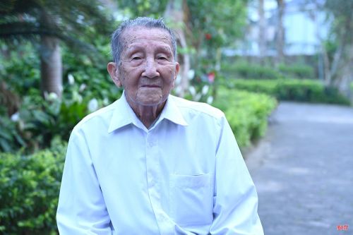 Cụ Đặng Văn Viện năm nay 97 năm tuổi đời, 77 năm tuổi Đảng.
