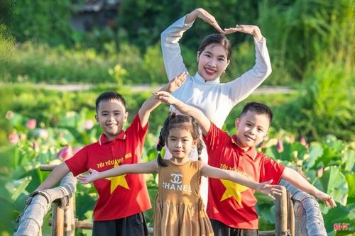 Thời tiết thuận lợi là cơ hội để nhiều gia đình lên đồ chụp ảnh, lưu giữ những khoảnh khắc đẹp bên đầm sen. Trong đó, áo dài vẫn luôn được ưu tiên lựa chọn bởi sự hài hòa, tôn lên vẻ duyên dáng của người phụ nữ Việt Nam.