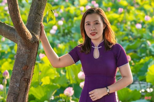 Chị Võ Thị Thùy An (xã Đan Hải) chia sẻ: “Tôi là người yêu thích chụp ảnh và luôn có niềm đam mê với các loài hoa. Mỗi loài hoa đều mang một vẻ đẹp riêng, nhưng với tôi, hoa sen vẫn nổi bật bởi sự dịu dàng, thuần khiết. Mỗi mùa sen nở, tôi thường tranh thủ đến đầm sen để ghi lại những khoảnh khắc đẹp và cảm nhận không gian trong lành, yên bình nơi đây”.