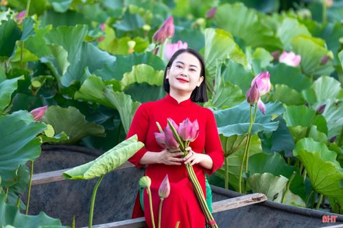 Sức hút từ vẻ đẹp thanh khiết, bình yên của hoa sen khiến nhiều du khách không ngại di chuyển quãng đường xa để lưu giữ cho mình những bộ ảnh đáng nhớ.