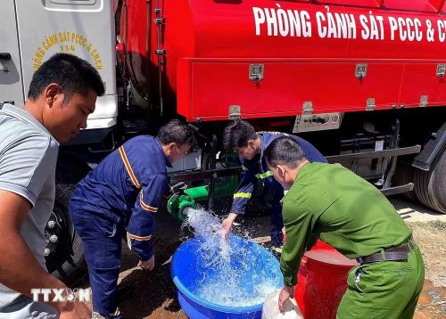 Xe chuyên dụng chở nước sạch sinh hoạt kịp thời giúp người dân xã Pà Cò "chống hạn." (Ảnh: Thanh Hải/TTXVN)