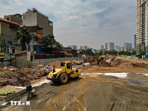 Đơn vị thi công tập trung xử lý nền đất và lắp đặt tuyến cống kỹ thuật dọc dự án Vành đai 2,5.(Ảnh: Lê Đông/TTXVN)