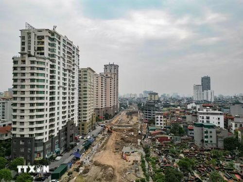 Hạng mục từ Khu đô thị mới Dịch Vọng đến đường Dương Đình Nghệ dài 710 m đang được các đơn vị thi công tăng tốc triển khai để bảo đảm tiến độ dự án. (Ảnh: Lê Đông/TTXVN)