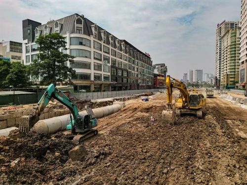 Nhà thầu đang tập trung thi công lắp đặt cống hộp, bảo đảm tiến độ dự án giao thông trọng điểm.(Ảnh: Lê Đông/TTXVN)
