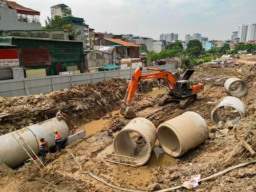 Đơn vị thi công đang triển khai lắp đặt hệ thống cống thoát nước trên tuyến dự án Vành đai 2,5. (Ảnh: Lê Đông/TTXVN)