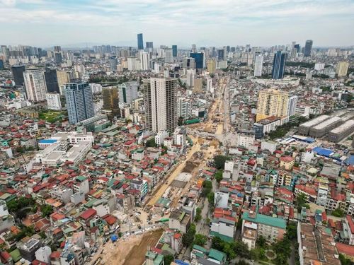 Khi hoàn thành, tuyến đường sẽ hình thành trục kết nối xuyên suốt Cầu Giấy – Dịch Vọng – Yên Hòa – Dương Đình Nghệ, góp phần giảm áp lực giao thông, xóa bỏ các nút thắt cổ chai và tăng khả năng liên kết khu vực phía Tây Hà Nội.(Ảnh: Lê Đông/TTXVN)