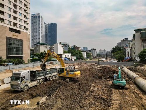 Đơn vị thi công triển khai máy móc cơ giới để đẩy nhanh tiến độ giải phóng mặt bằng trên tuyến Vành đai 2,5.(Ảnh: Lê Đông/TTXVN)