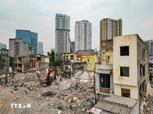 Máy xúc liên tục hoạt động, phá dỡ các công trình cũ nhằm tạo mặt bằng sạch cho dự án giao thông trọng điểm.(Ảnh: Lê Đông/TTXVN)