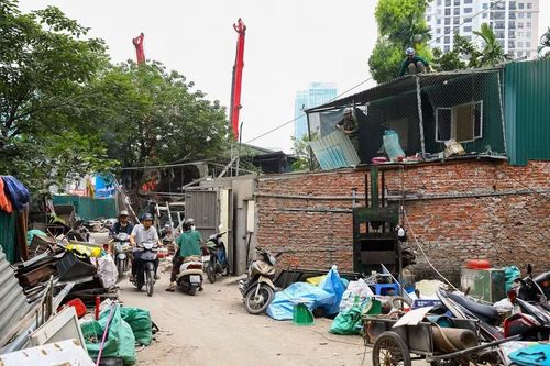 Người dân chủ động tháo dỡ công trình, bàn giao mặt bằng phục vụ thi công dự án Vành đai 2,5.(Ảnh: Lê Đông/TTXVN)