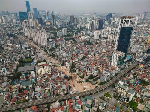 Tuyến đường dài 710 m nối Khu đô thị mới Dịch Vọng với đường Dương Đình Nghệ đang được đẩy nhanh thi công, từng bước hoàn thiện hạ tầng giao thông đô thị.(Ảnh: Lê Đông/TTXVN)