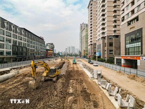 Đơn vị thi công triển khai máy móc cơ giới để đẩy nhanh tiến độ giải phóng mặt bằng trên tuyến Vành đai 2,5. (Ảnh: Lê Đông/TTXVN)