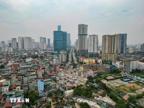 Hạng mục từ Khu đô thị mới Dịch Vọng đến đường Dương Đình Nghệ dài 710 m đang được các đơn vị thi công tăng tốc triển khai để bảo đảm tiến độ dự án.(Ảnh: Lê Đông/TTXVN)
