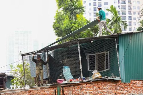 Người dân chủ động tháo dỡ công trình, bàn giao mặt bằng phục vụ thi công dự án Vành đai 2,5.(Ảnh: Lê Đông/TTXVN)