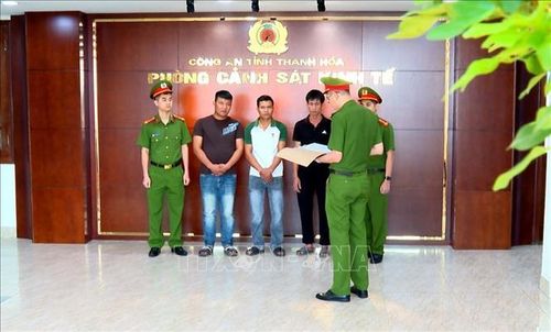Phòng Cảnh sát kinh tế, Công an tỉnh Thanh Hóa tống đạt Quyết định khởi tố vụ án, khởi tố bị can đối với các đối tượng mua bán, tiêu thụ lơn bệnh. Ảnh: TTXVN phát