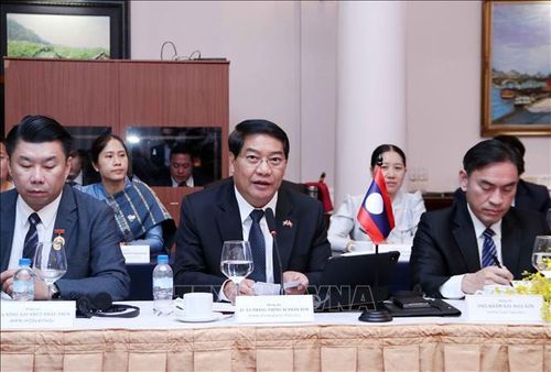 Ông Atsaphangthong Siphandone (giữa), Bí thư Thành ủy, Chủ tịch HĐND thủ đô Vientiane (Lào), phát biểu tại buổi làm việc.