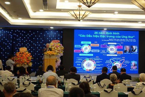 GS.BS. Nguyễn Chấn Hùng, Chủ tịch Danh dự Hội Ung thư Việt Nam, chia sẻ chủ đề “26 năm định hình Các dấu hiệu đặc trưng của ung thư”, nhấn mạnh quá trình hình thành và phát triển các nhận thức nền tảng trong chẩn đoán và điều trị ung thư qua hơn hai thập kỷ.