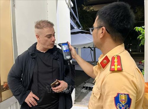 Cảnh sát giao thông, Công an tỉnh Khánh Hòa, kiểm tra nồng độ cồn du khách khi tham gia giao thông. Ảnh: TTXVN phát