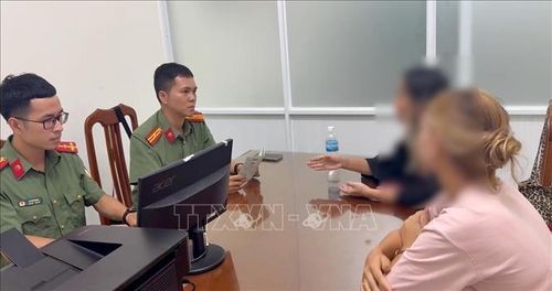 Lực lượng chức năng làm việc với một số trường hợp có dấu hiệu chưa chấp hành pháp luật Việt Nam. Ảnh: TTXVN phát