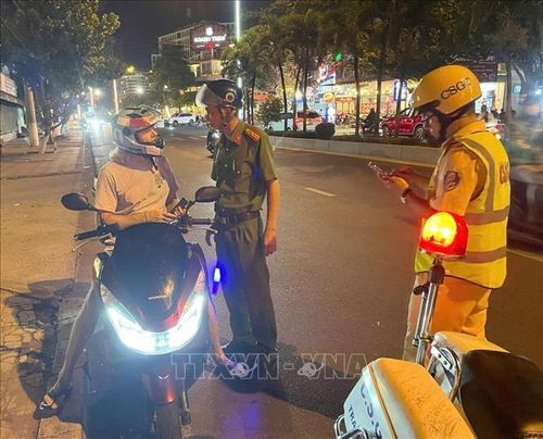 Lực lượng chức năng tuần tra, nhắc nhở du khách nước ngoài chấp hành pháp luật về giao thông của Việt Nam. Ảnh: TTXVN phát