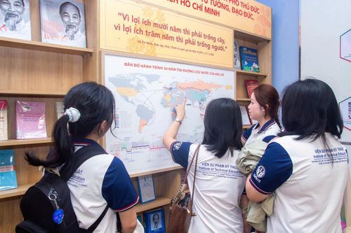 Các bạn học sinh sinh viên tìm hiểu về tủ sách chuyên đề tại Không gian văn hóa Hồ Chí Minh của Đường sách Thủ Đức.