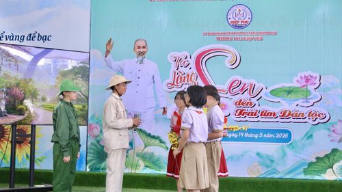 Các em học sinh Trường THCS Hiệp Phú kể chuyện về Bác Hồ trong chương trình “Từ Làng Sen đến trái tim dân tộc”.